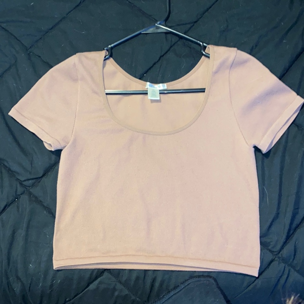 This is a crop top. Only wore twice. Very nice quality. Stretchy material.